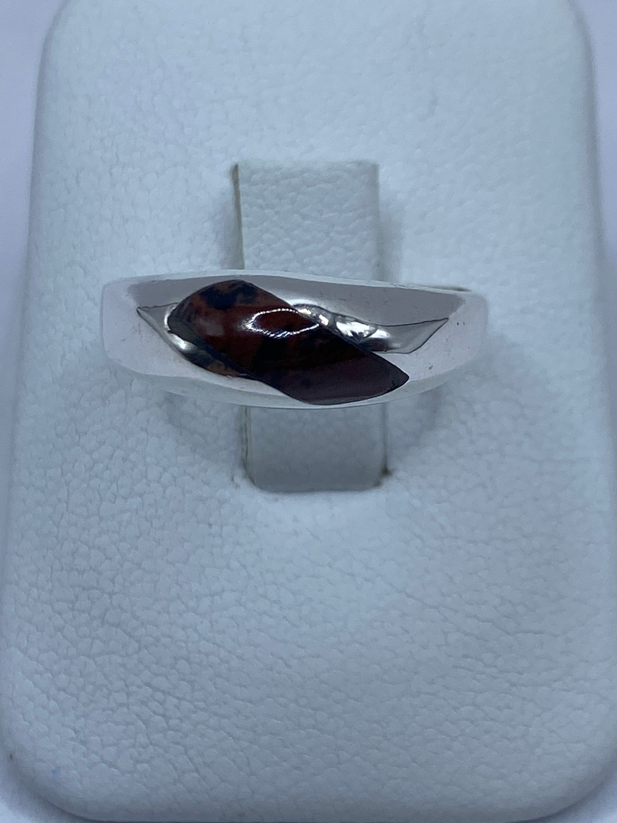 Anillo de plata 925 con piedra café en talla 8, vista frontal