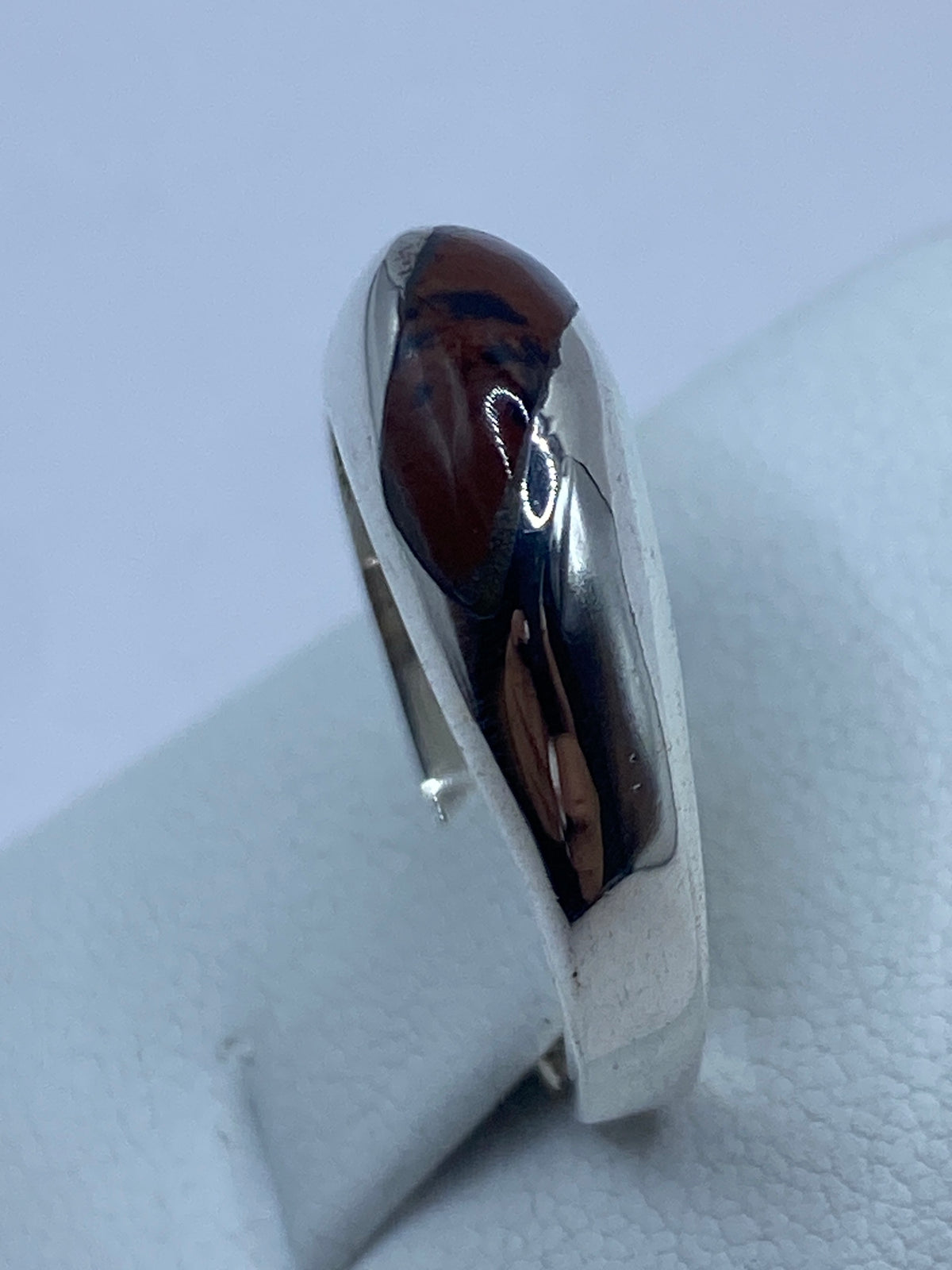 Anillo de Taxco en mano mostrando el acabado pulido y la piedra