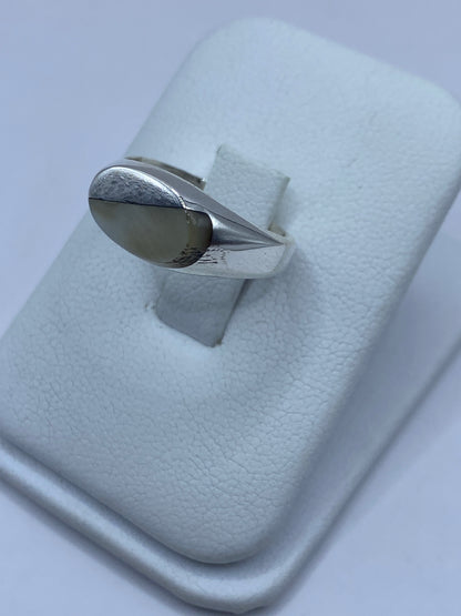 Detalle del engaste de la perla en anillo de plata 925