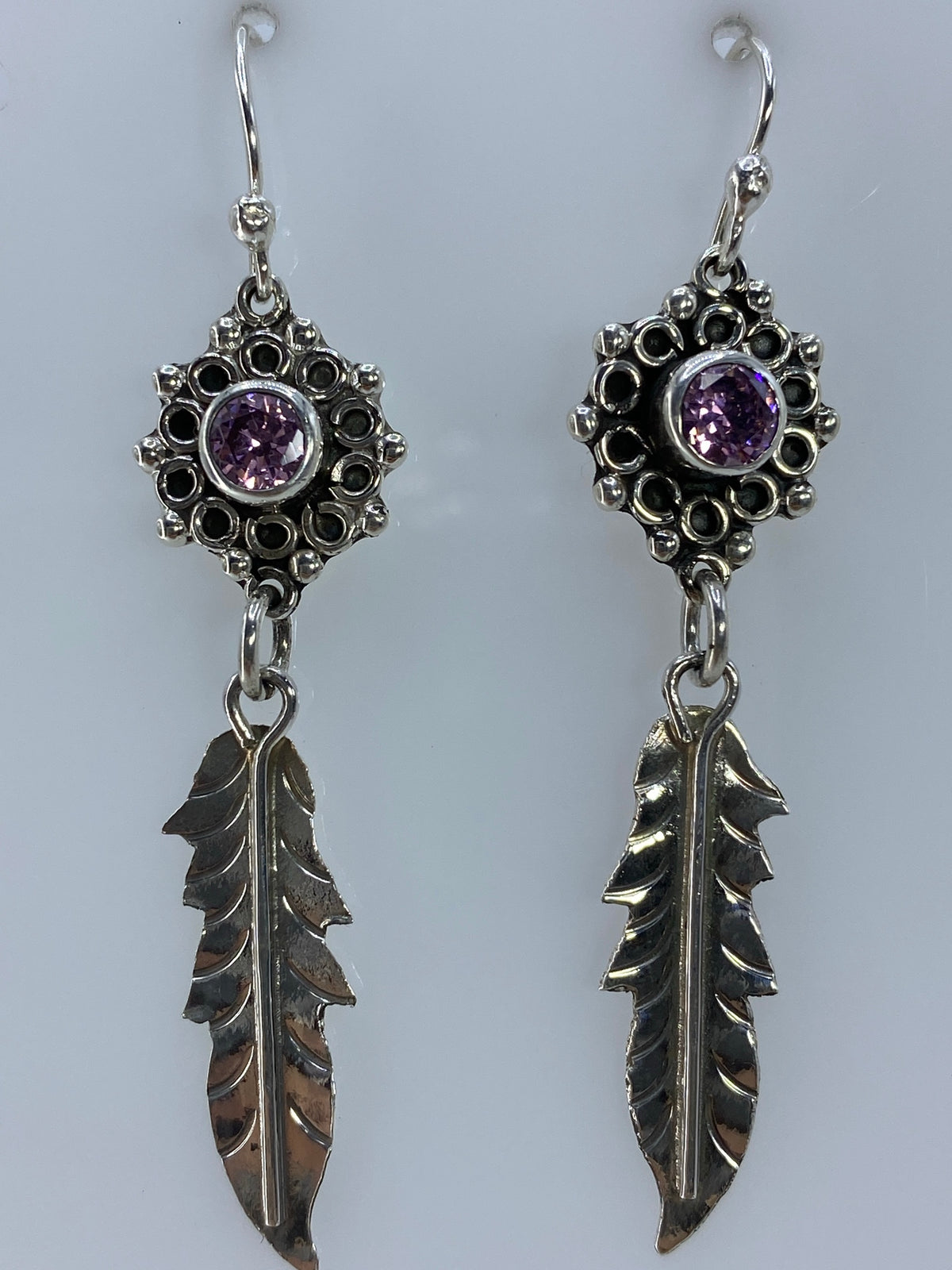 Par de aretes de plata con circonia rosa brillante y hojas repujadas art-déco