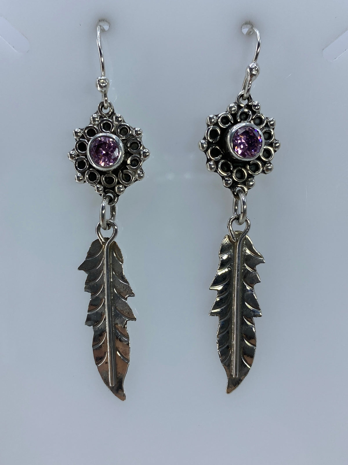 Detalle del engaste de circonia rosa en ornamento de plata 925