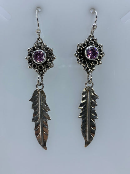 Detalle del engaste de circonia rosa en ornamento de plata 925