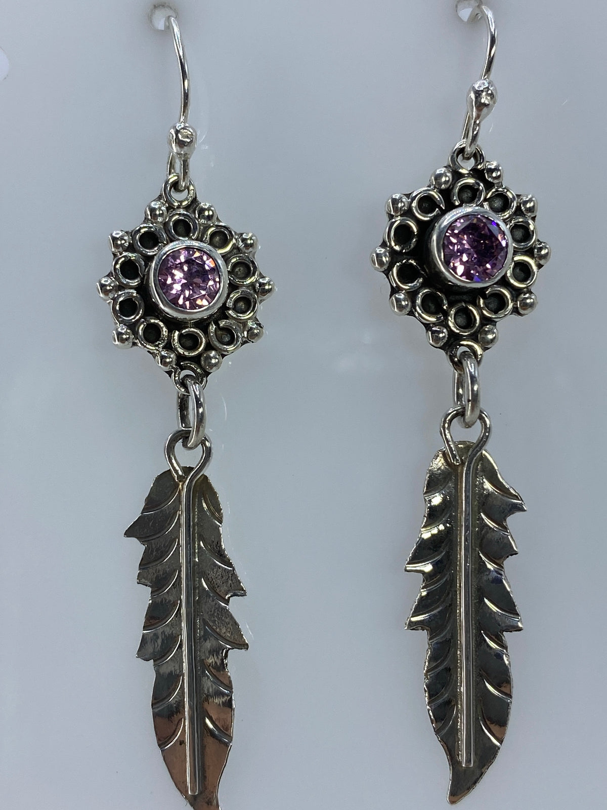 Aretes puestos mostrando el largo de 5.3 cm y el movimiento de las hojas