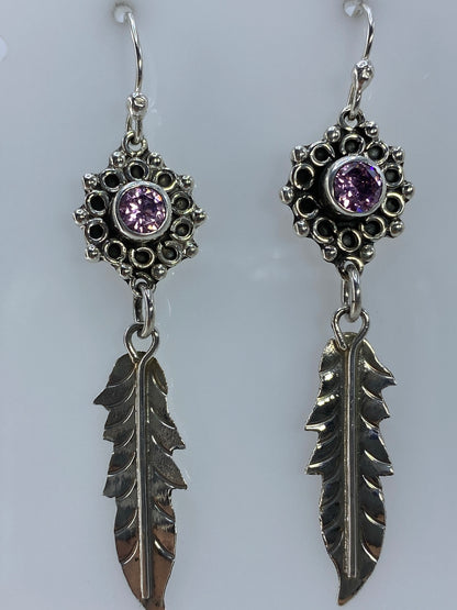 Aretes puestos mostrando el largo de 5.3 cm y el movimiento de las hojas