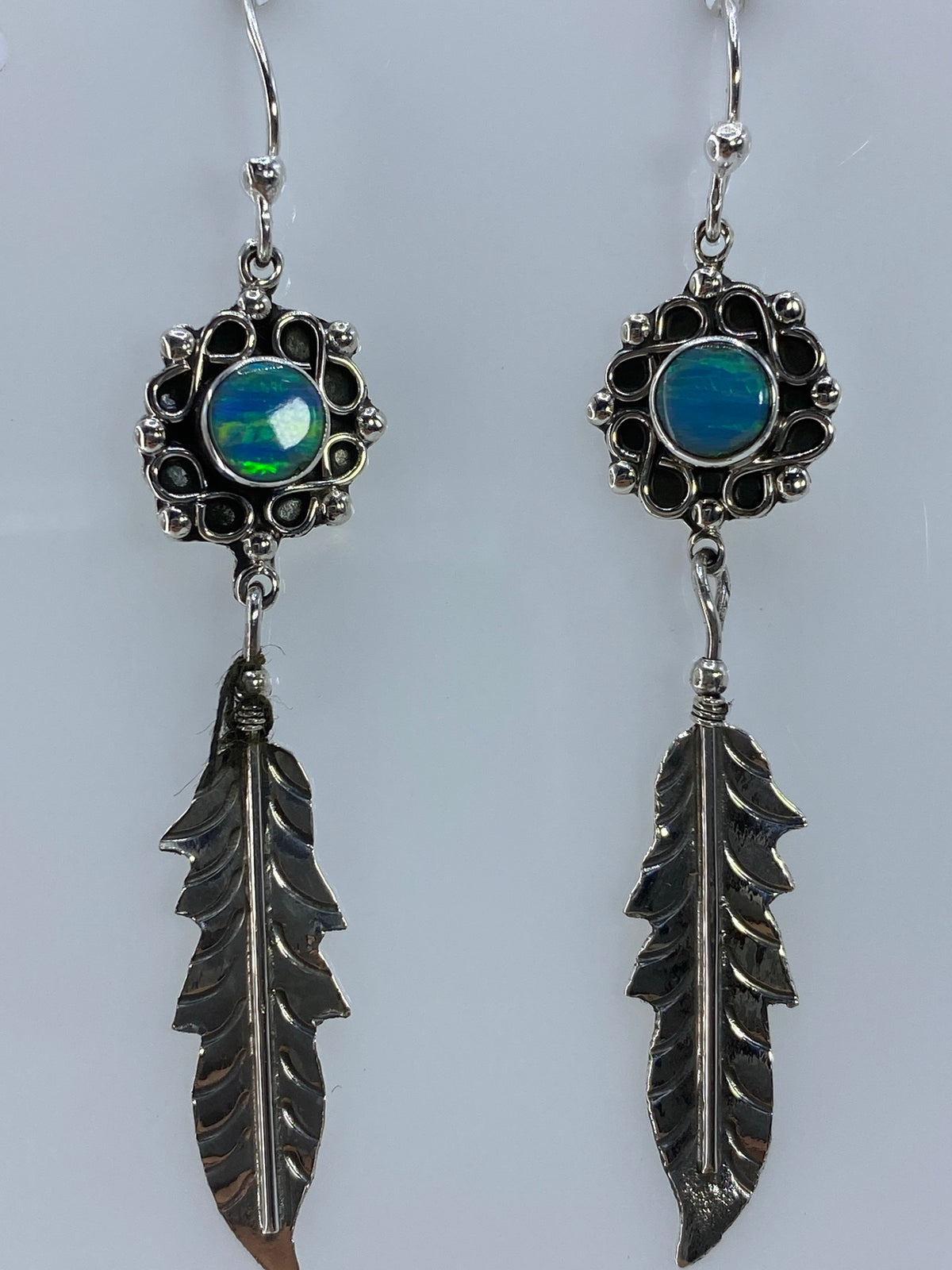 Aretes colgando mostrando las hojas de plata texturizadas