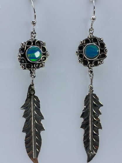 Aretes colgando mostrando las hojas de plata texturizadas