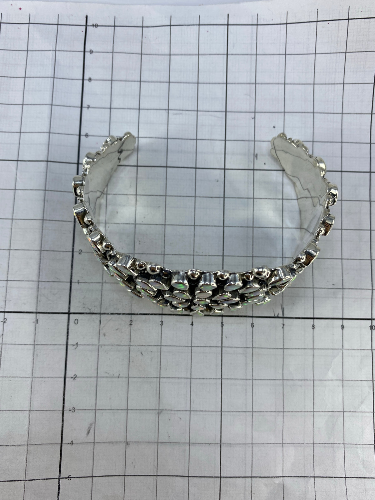 Brazalete en la muñeca mostrando el diámetro interior de 7 cm y el Quinto 950 en la cara interna