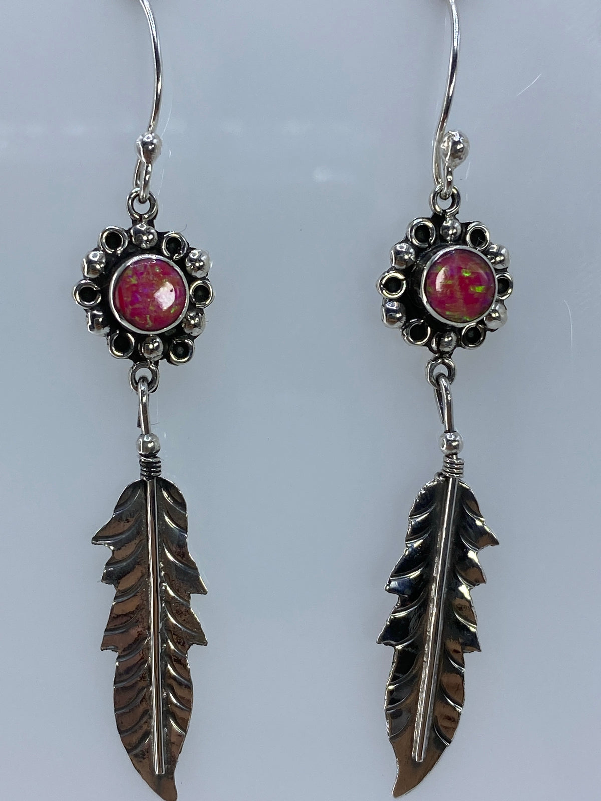 Aretes de plata con ópalo de fuego verde limón, largo 6 cm, colgando en la mano