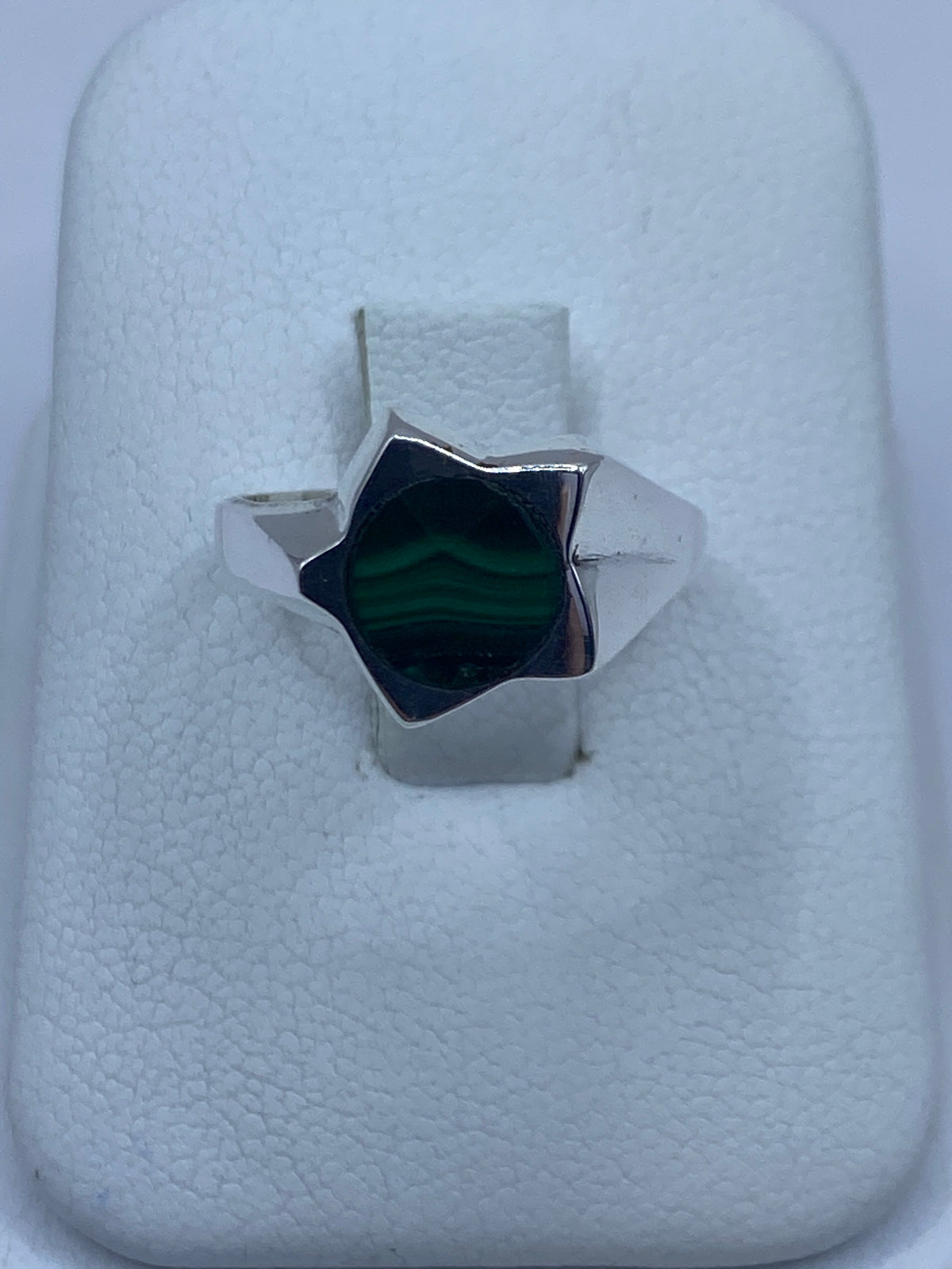 Anillo de plata en forma de estrella con malaquita verde engastada a mano