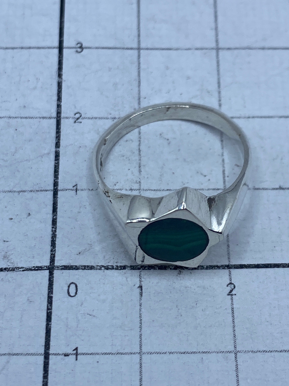 Anillo sobre fondo blanco mostrando el Quinto 925 en el interior