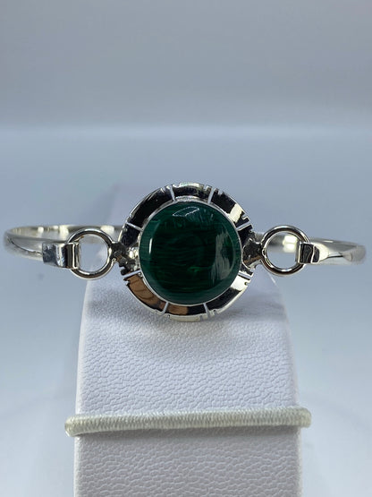 Brazalete de plata 925 con malaquita verde en la muñeca de una mujer