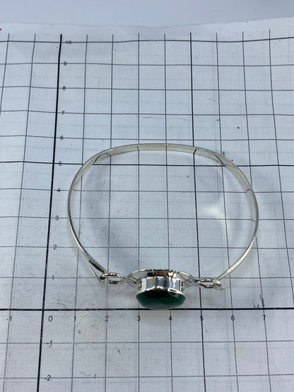 Brazalete de malaquita sobre fondo blanco mostrando el Quinto 925