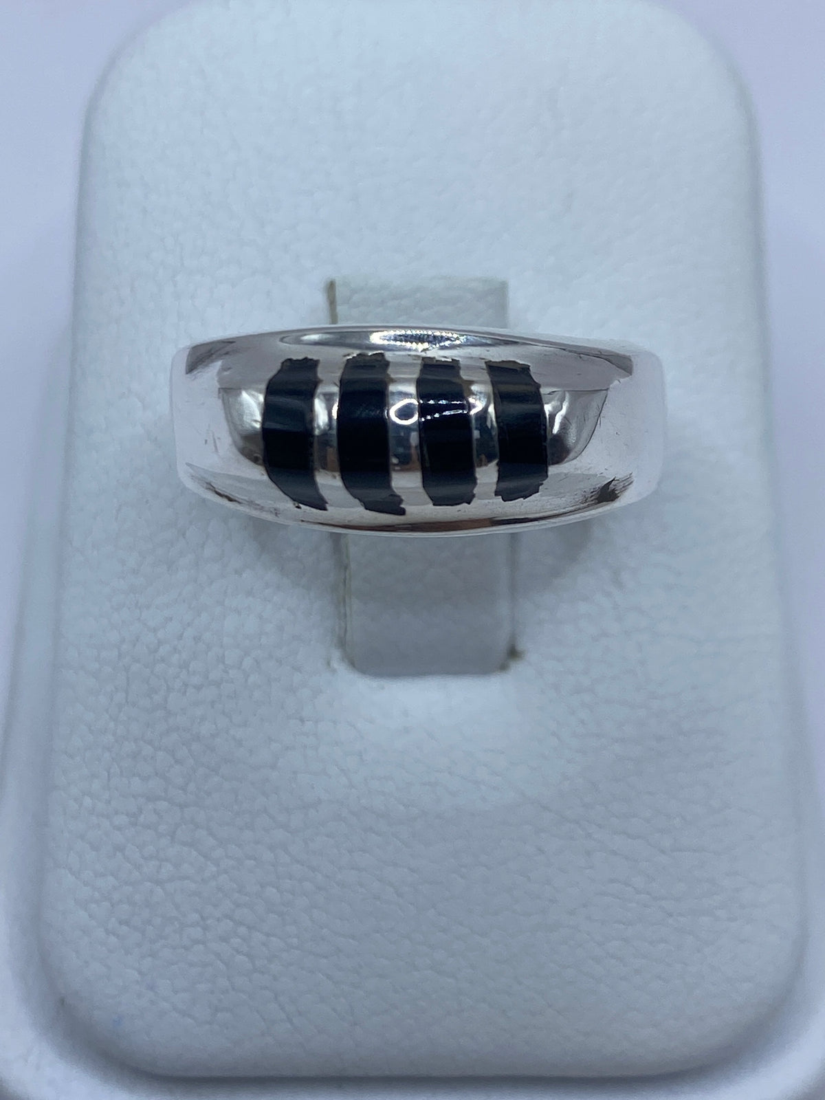 Anillo de plata 925 con ónix negro engastado, visto de frente en estuche blanco