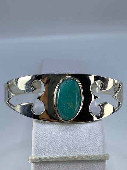 Detalle lateral del brazalete de 4.2 cm de ancho con engaste de piedra a mano
