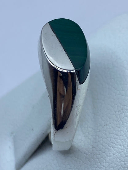Detalle del engaste a mano de la malaquita en plata 925