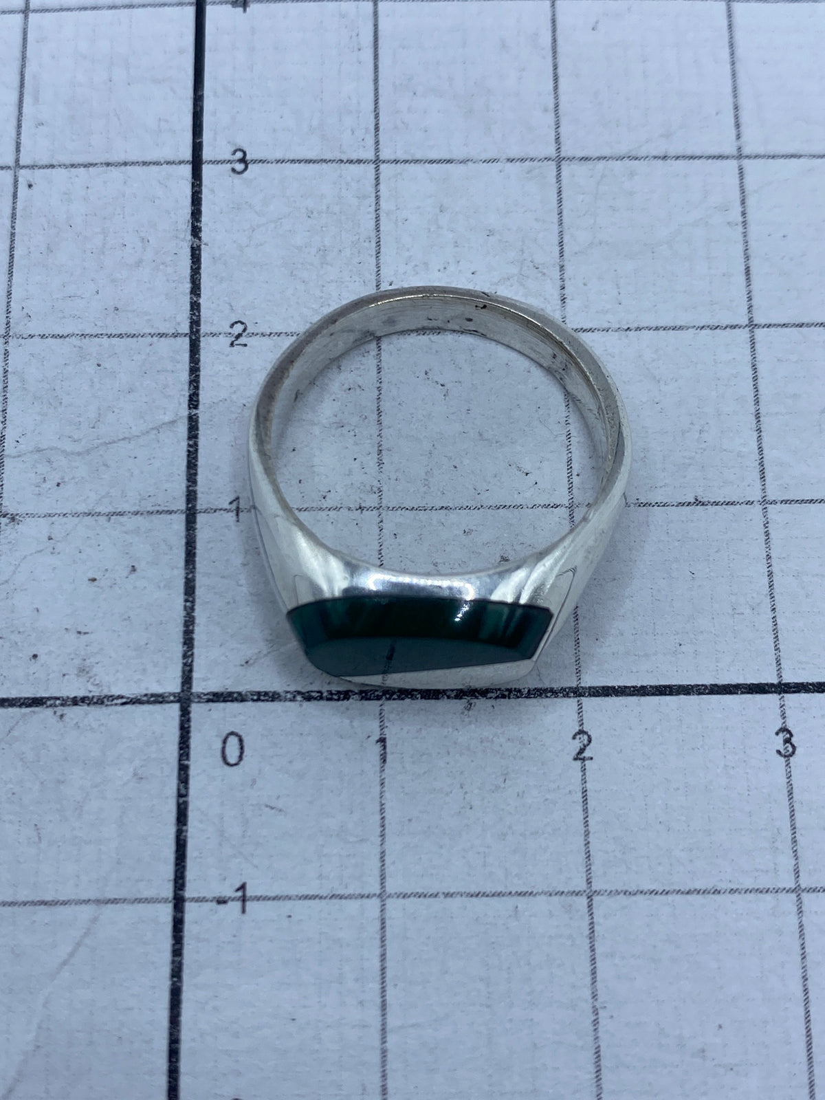 Anillo visto desde adentro mostrando el sello 925 y la construcción de oficio