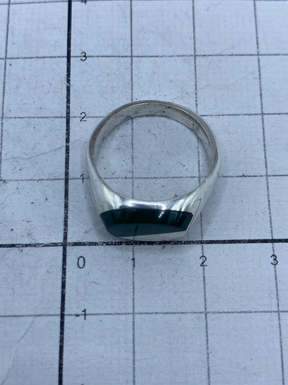 Anillo visto desde adentro mostrando el sello 925 y la construcción de oficio
