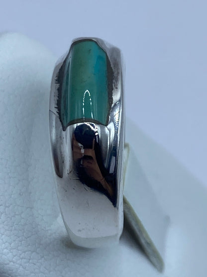 Anillo puesto en dedo mostrando el tono azul cielo de la piedra