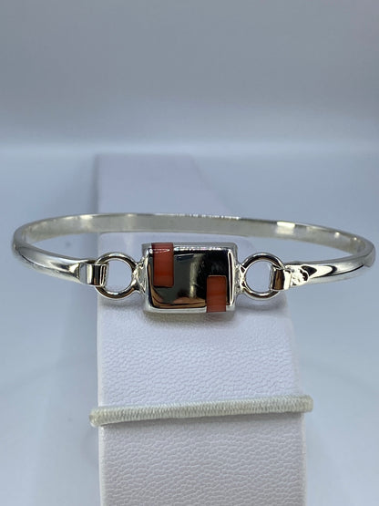 Brazalete rigido de plata 925 con coral engastado, visto desde arriba