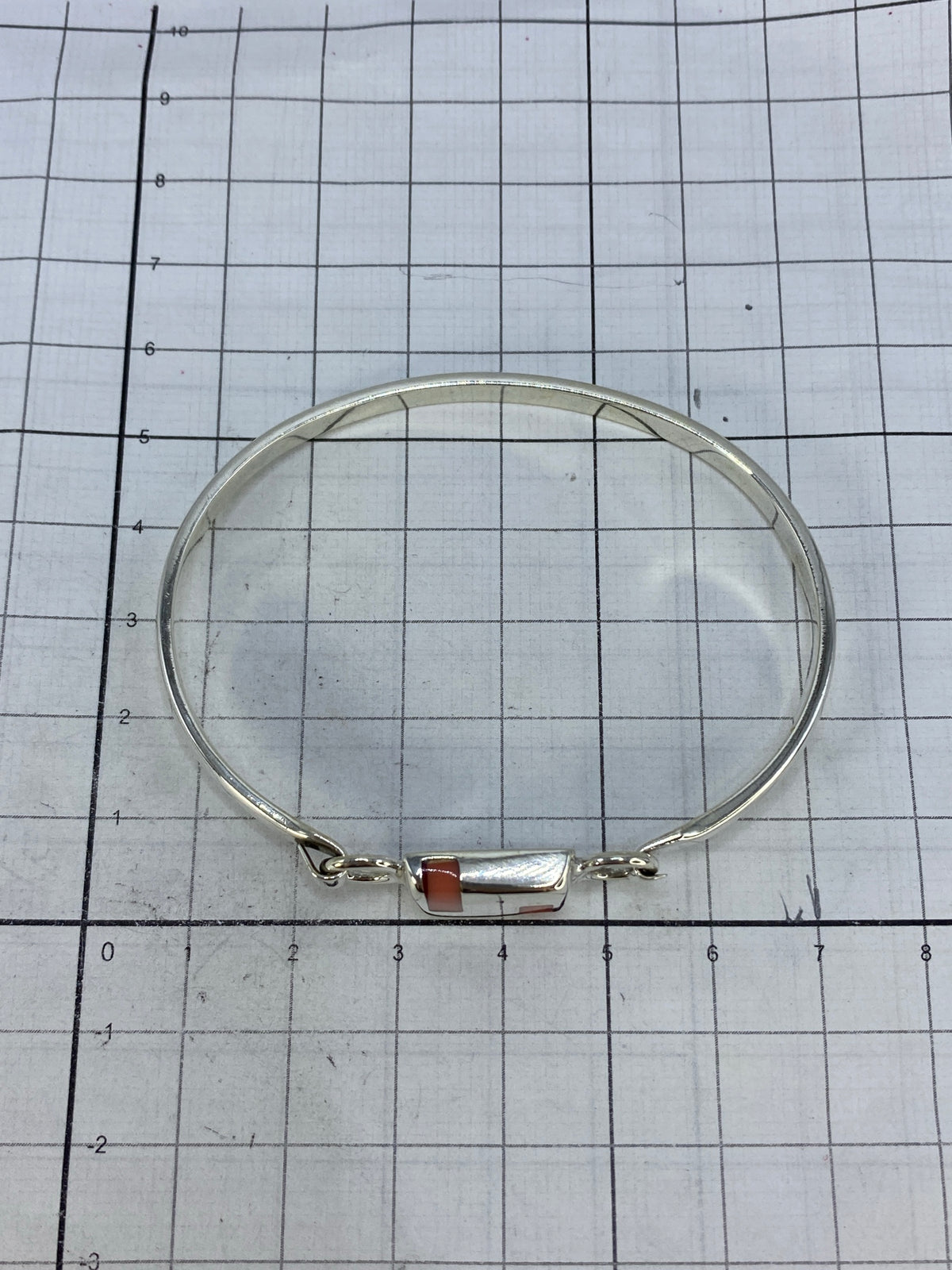 Brazalete en la muñeca mostrando el ancho de 5.1 cm y el brillo de la plata con Quinto