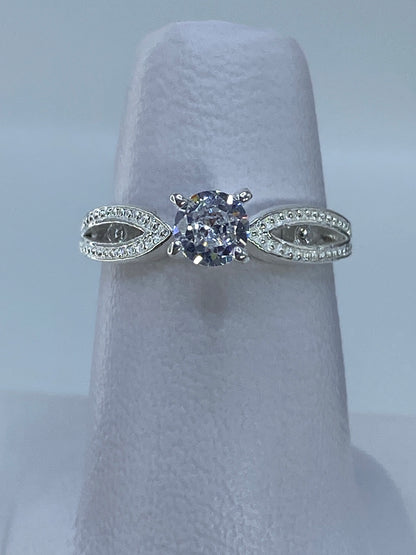 Anillo de plata solitario con circonia cristalina, talla 5, vista frontal sobre dedo