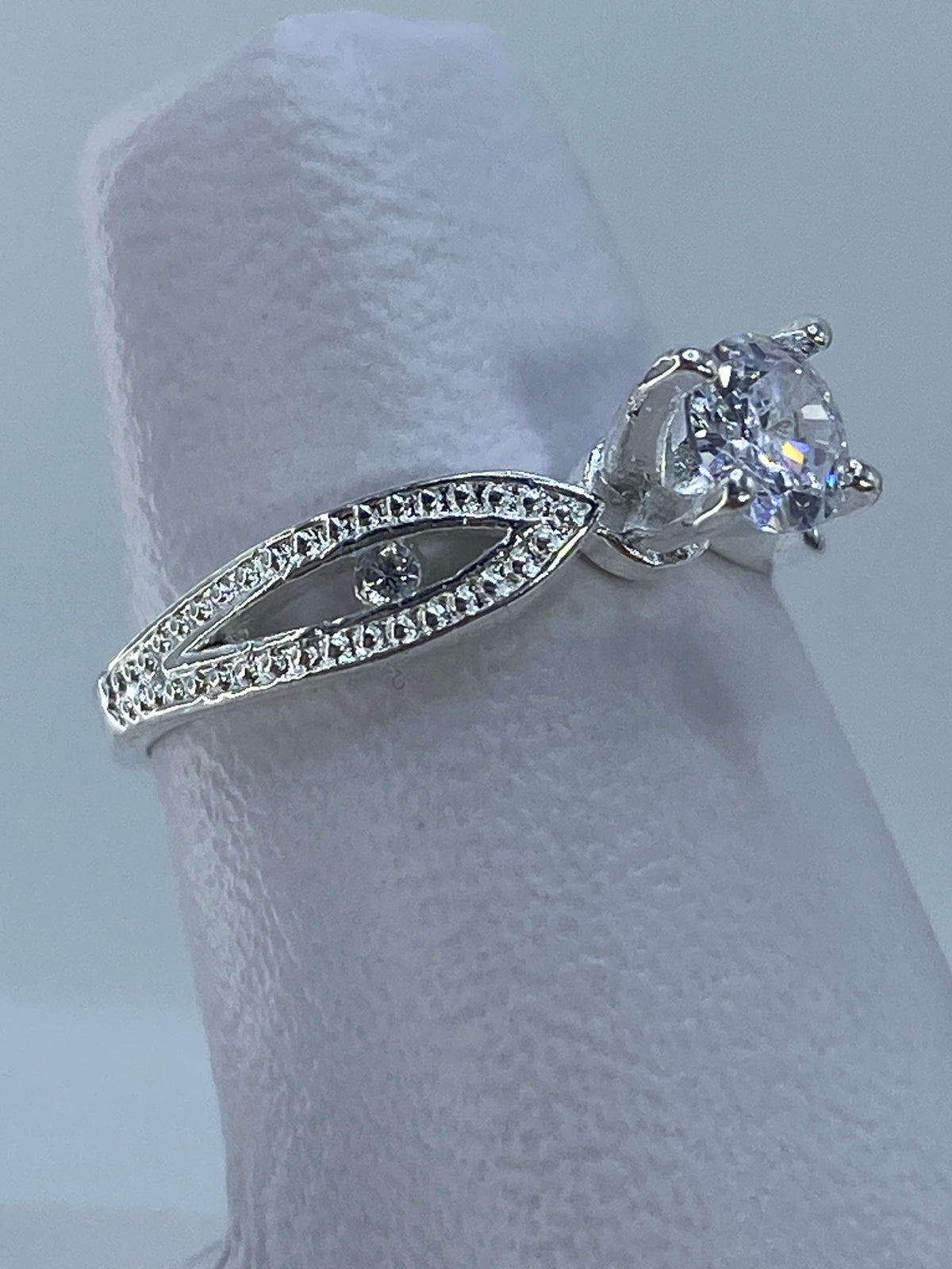 Detalle lateral del anillo mostrando el engaste a mano de la circonia en plata 925