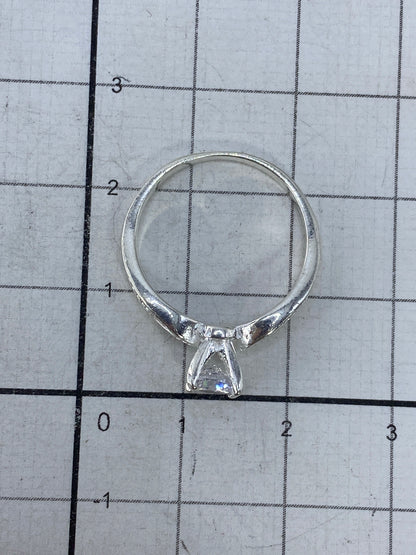 Anillo sobre fondo blanco, vista general pulida y lista para usar