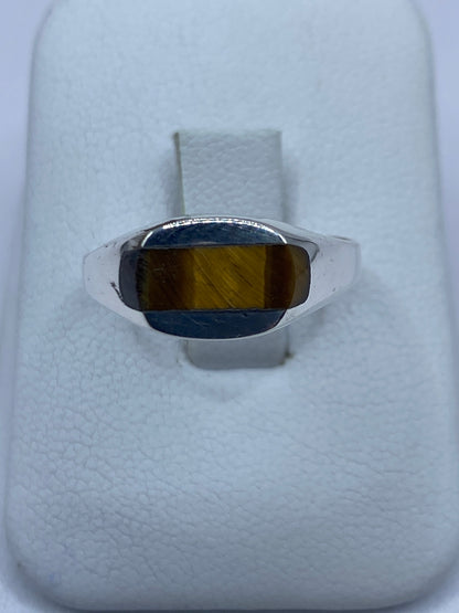 Anillo de plata 925 con Ojo de Tigre café en la mano de una persona