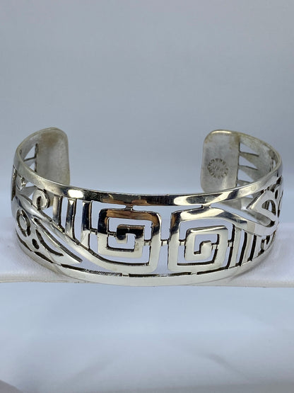 Brazalete de plata calado de Taxco 925 en vista frontal, mostrando el diseño geométrico recortado