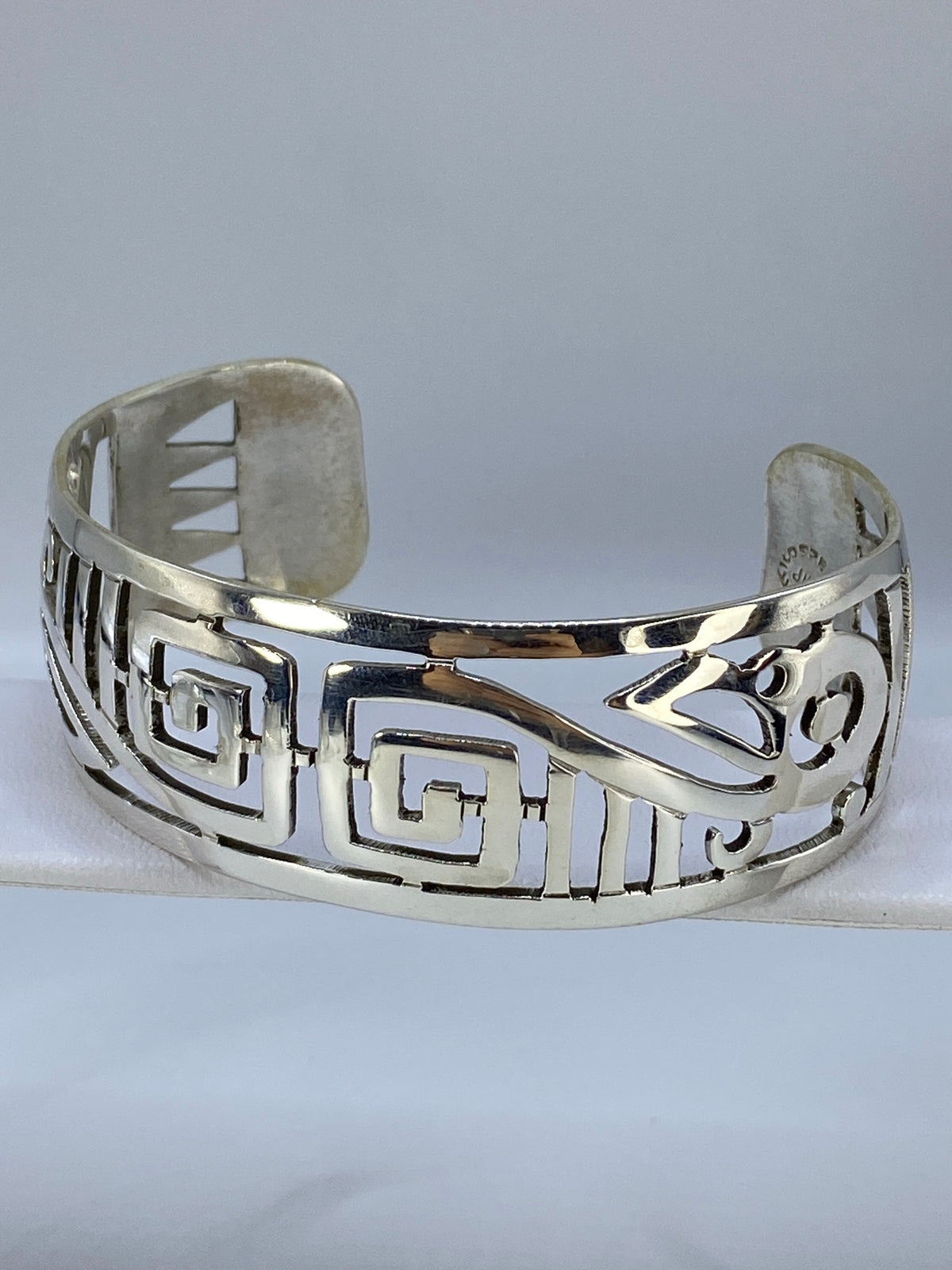 Brazalete rígido tipo puño sobre muñeca, visto desde el lateral