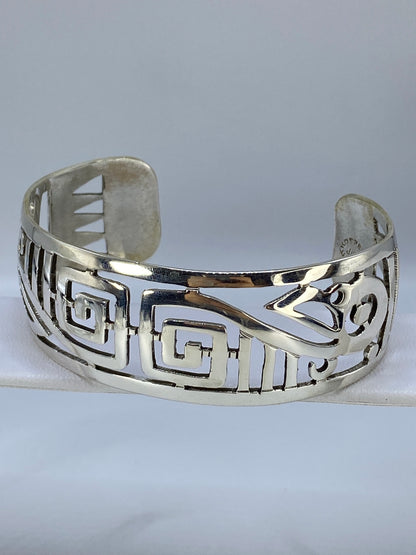 Brazalete rígido tipo puño sobre muñeca, visto desde el lateral