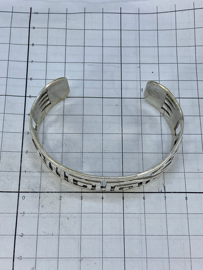 Brazalete con la abertura visible, mostrando cómo se abre en la parte superior