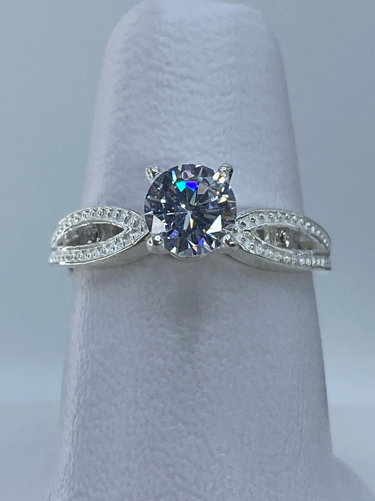 Anillo de plata solitario con circonia cristalina engastada, vista frontal