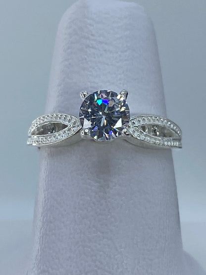 Anillo de plata solitario con circonia cristalina engastada, vista frontal