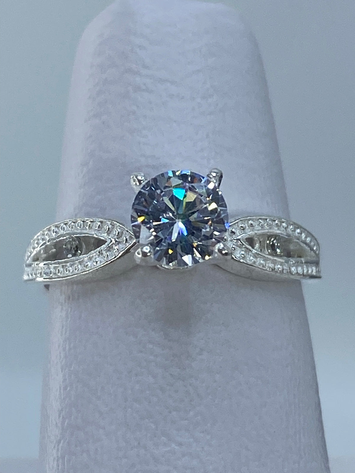 Anillo solitario visto de perfil mostrando la altura del engaste