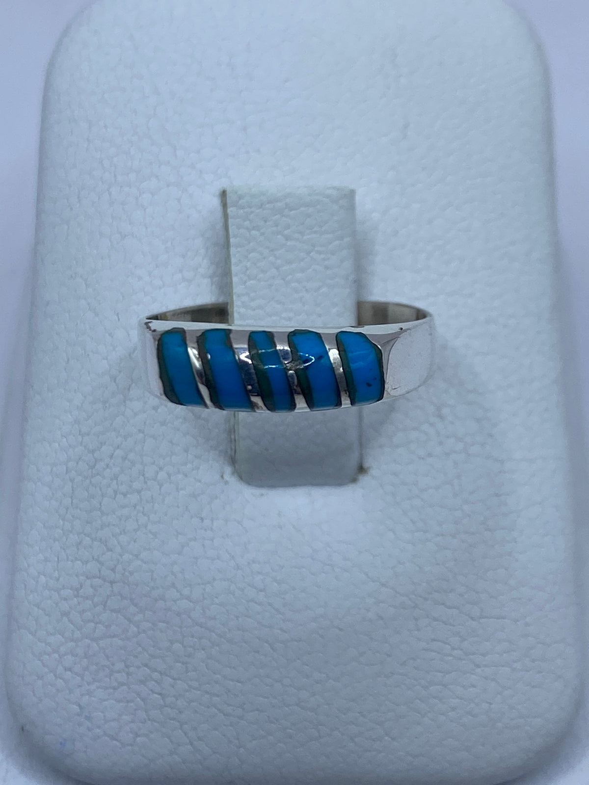 Anillo de plata con turquesa azul cielo engastada, vista frontal sobre dedo