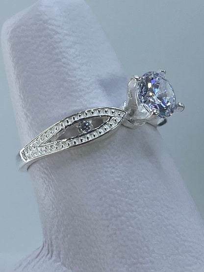 Vista frontal del anillo mostrando el engaste de circonia cristalina en plata 925