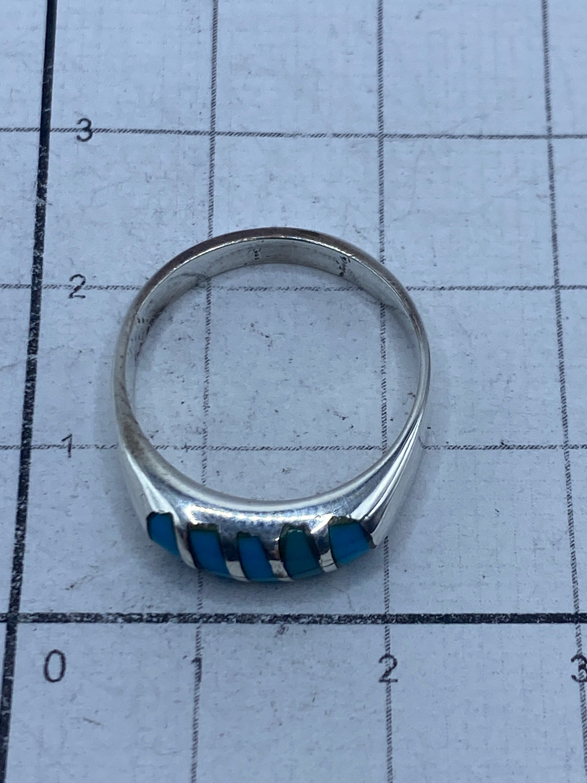 Reverso del anillo en dedo mostrando el Quinto 925 grabado en la plata