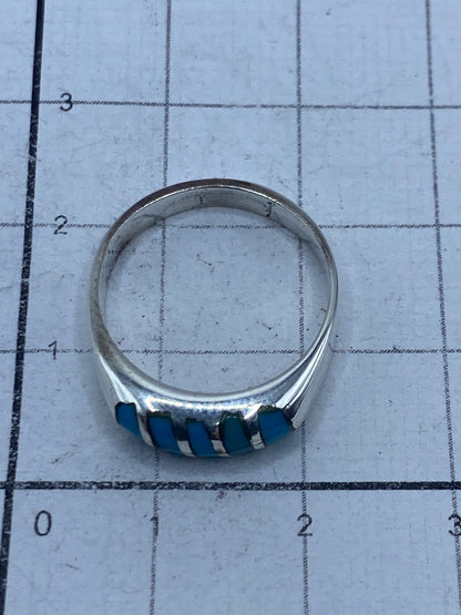 Reverso del anillo en dedo mostrando el Quinto 925 grabado en la plata