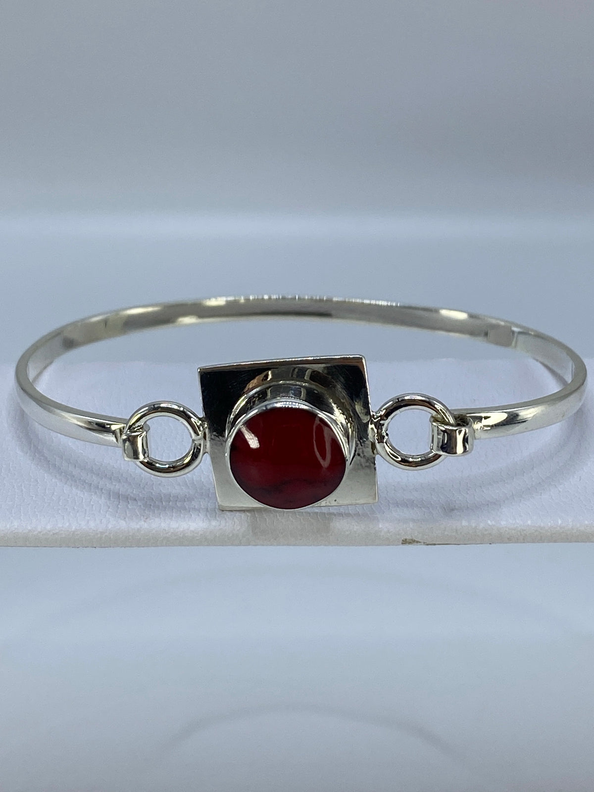 Brazalete rígido de plata 925 con coral rojo engastado, vista superior