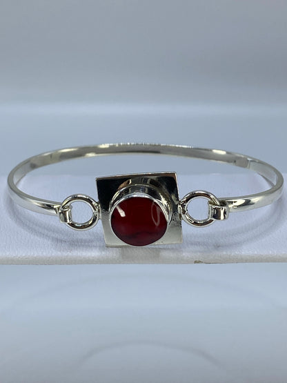 Brazalete rígido de plata 925 con coral rojo engastado, vista superior