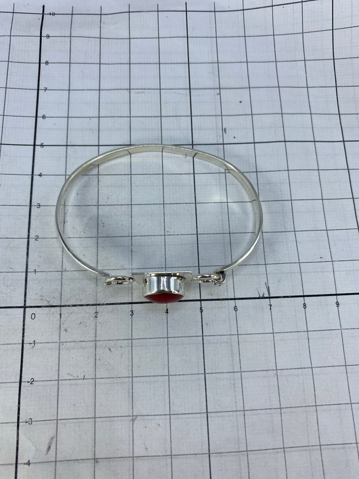 Reverso del brazalete mostrando el Quinto 925 y el pulido de la plata