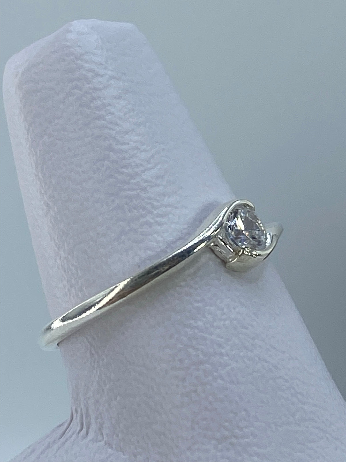 Vista frontal del anillo con circonia brillante engastada a mano