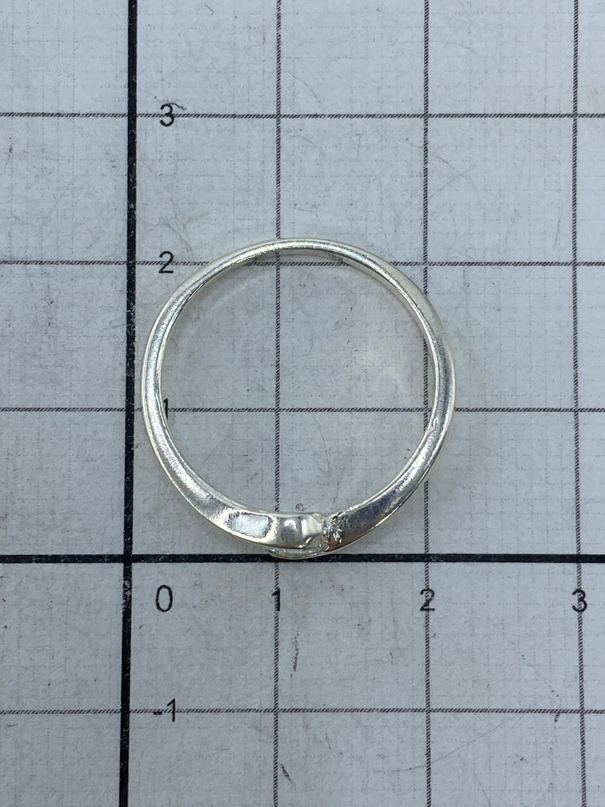 Anillo sobre fondo blanco mostrando el Quinto 925 en plata