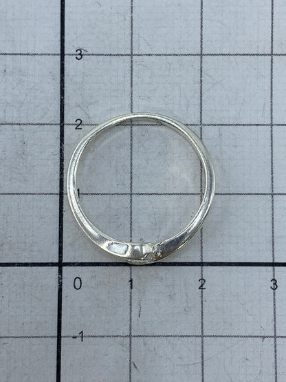 Anillo sobre fondo blanco mostrando el Quinto 925 en plata