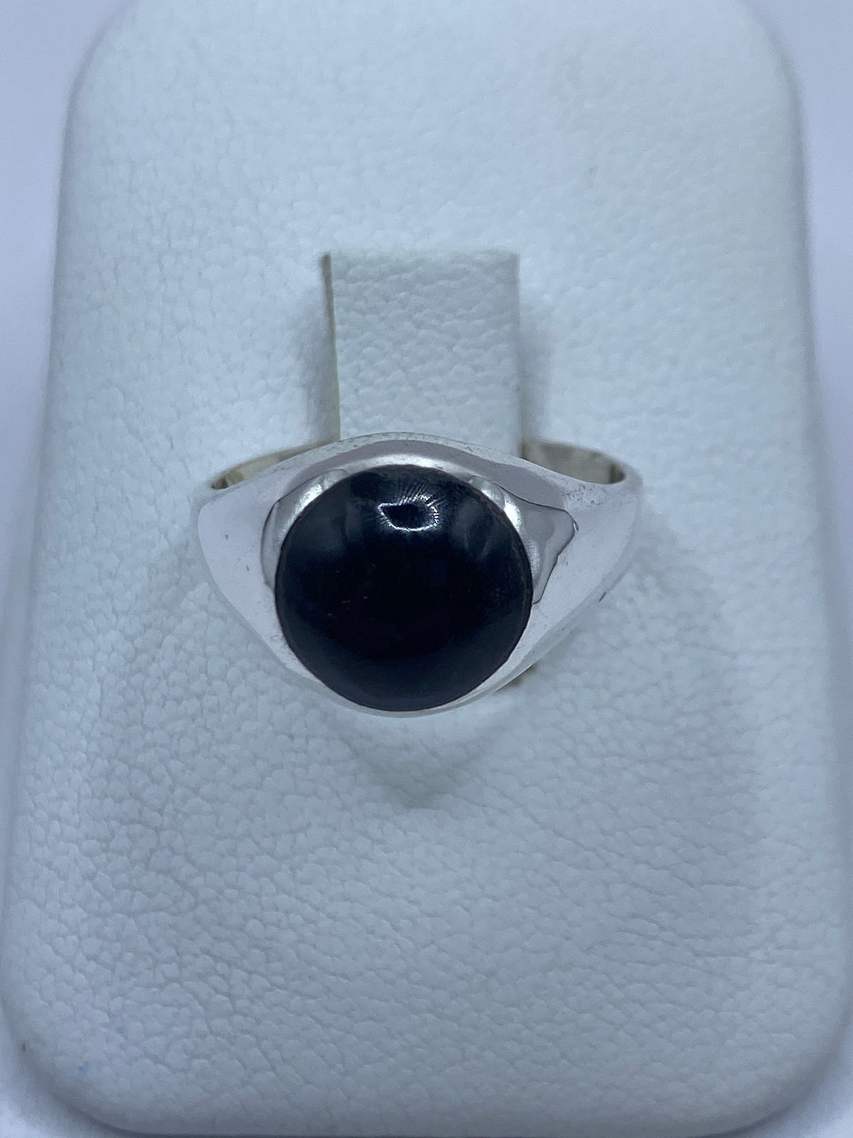 Anillo de plata 925 con ónix negro en solitario sobre fondo blanco