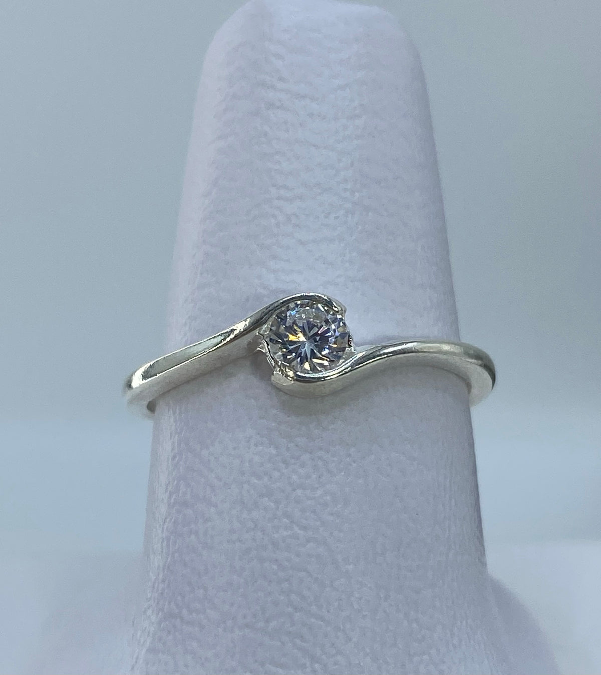 Anillo solitario de plata 925 con circonia cristalina brillante en dedo de mujer