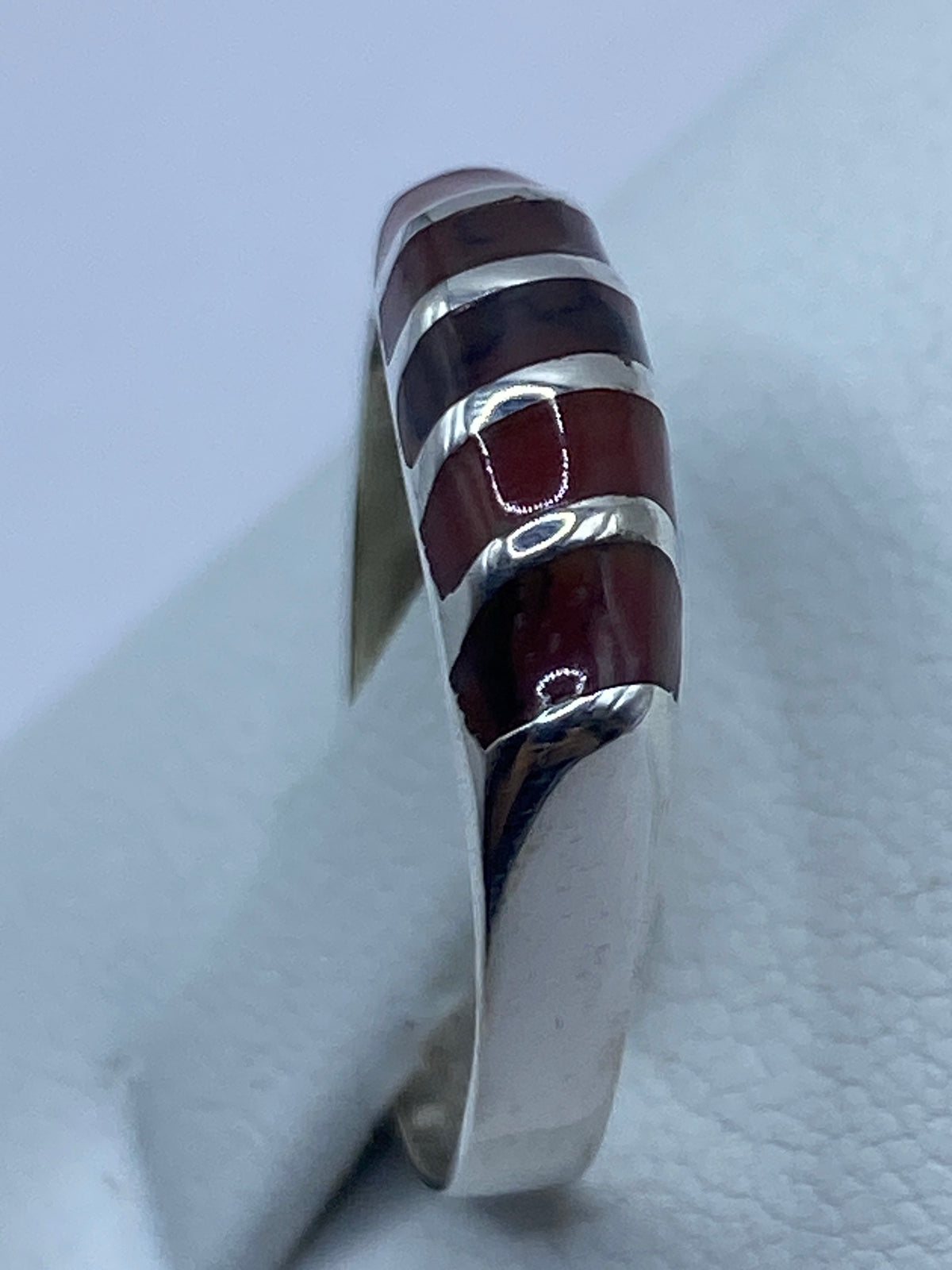 Anillo colocado en el dedo mostrando proporción real y brillo de la plata