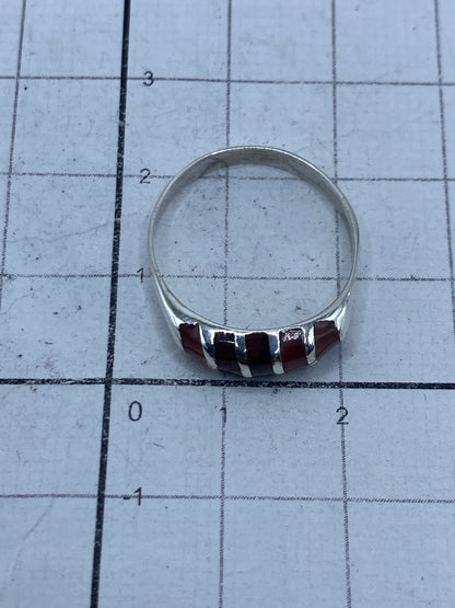 Vista superior del anillo sobre regla centimetrada, con certificado de peso SKU