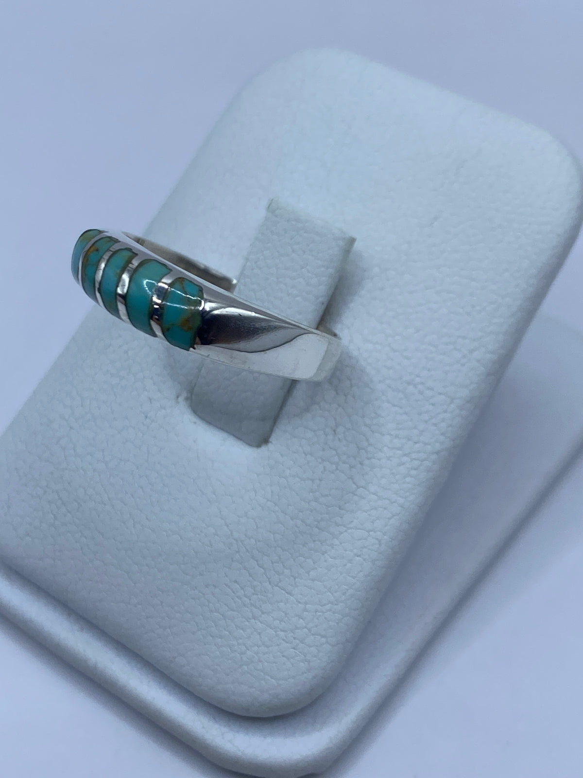 Anillo de turquesa en la mano mostrando el tamaño y el brillo de la piedra